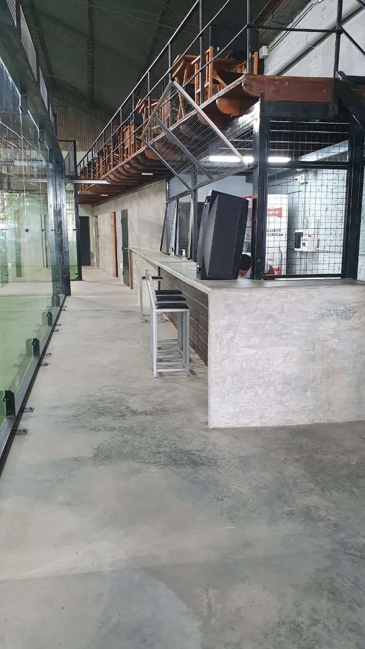 La barra de la cantina en el pasillo junto a las canchas, con el entrepiso de mesas arriba
